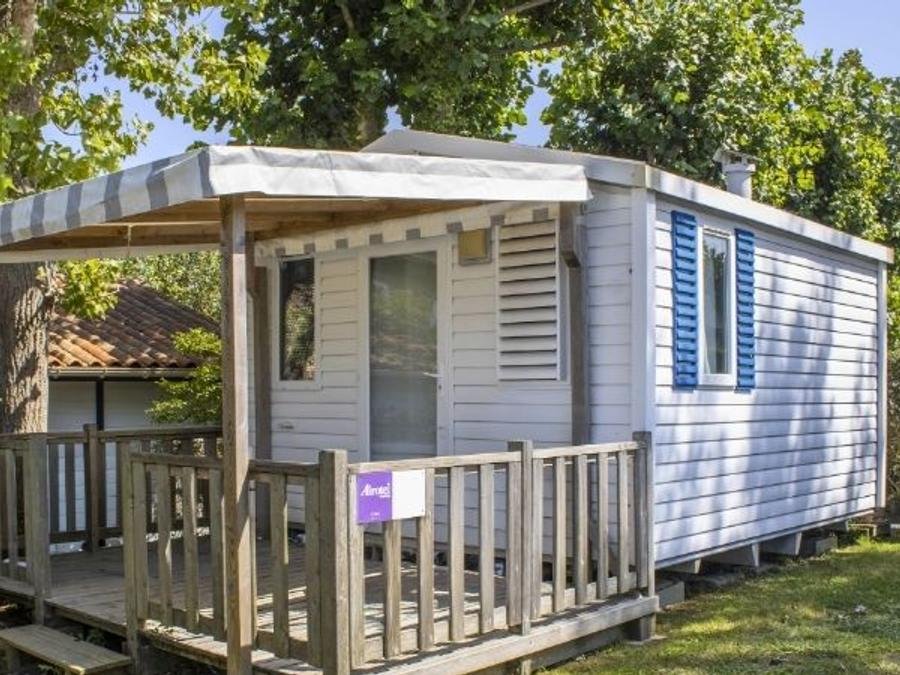 Camping Pas Cher vous présente avec son site Officiel campingpascher.fr, le Camping Oyam classé 4 étoiles, situé sur la commune de Bidart dans le département Pyrénées-atlantiques (Aquitaine) en France. Le camping Oyam, vous présente un hébergement de type mobil-home de 16 m² et télévision. Le camping Oyam vous propose du dimanche 02 août au dimanche 09 août 2026 pour 7 nuits à 1309€. Cette location propose 1 dates différentes pour réserver votre séjour. Découvrez également les 41 autres gammes d'hébergements du camping. Les Avis clients pour le Camping Oyam sont de 7 sur 10. Mer, Parc aquatique, Piscine chauffée, Piscine extérieure, Animation ados, Animations familiales, Club enfants, Aire de jeux enfants, Canoë-kayak, Cyclisme, Golf, Jet-ski, Location de bateaux, Ping-pong, Planche à voile, Plongée, Pédalo, Pétanque, Randonnée, Ski nautique, Surf, Terrain de football, Terrain multisports, Bar, Boulangerie, Bureau de tabac, Dépôt de pain, Pizzeria, Plats à emporter, Snack/Bar, Station-service, Supermarché,... En savoir plus : cliquez-ICI.