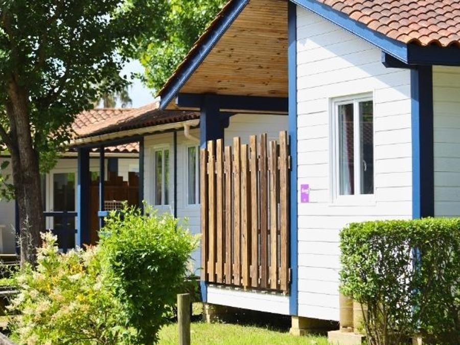 Camping Pas Cher vous présente avec son site Officiel campingpascher.fr, le Camping Oyam classé 4 étoiles, situé sur la commune de Bidart dans le département Pyrénées-atlantiques (Aquitaine) en France. Le camping Oyam vous propose un hébergement de type chalet de 34 m² pour 1 personne avec climatisation (télévision). L'établissement vous propose 42 autres types d'hébergements. Découvrez tous nos séjours à petits prix dans la commune et aux alentours de Bidart du département : Pyrénées-atlantiques (Aquitaine). Les Avis clients pour le Camping Oyam sont de 7 sur 10. Mer, Parc aquatique, Piscine chauffée, Piscine extérieure, Animation ados, Animations familiales, Club enfants, Aire de jeux enfants, Canoë-kayak, Cyclisme, Golf, Jet-ski, Location de bateaux, Ping-pong, Planche à voile, Plongée, Pédalo, Pétanque, Randonnée, Ski nautique, Surf, Terrain de football, Terrain multisports, Bar, Boulangerie, Bureau de tabac, Dépôt de pain, Pizzeria, Plats à emporter, Snack/Bar, Station-service, Supermarché,... En savoir plus : cliquez-ICI.
