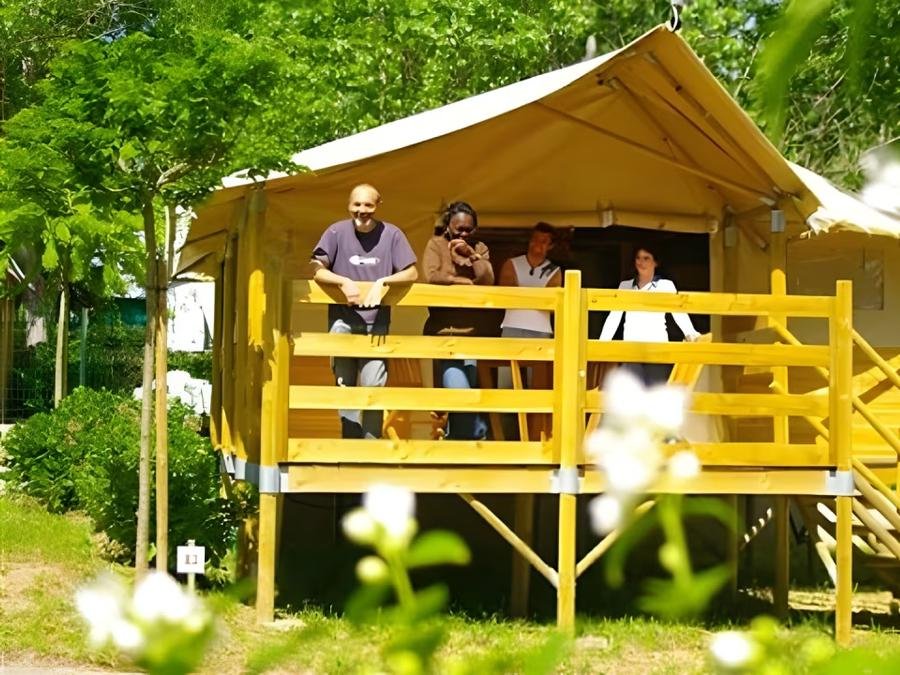 Camping Pas Cher vous présente avec son site Officiel campingpascher.fr, le Camping Oyam classé 4 étoiles, situé sur la commune de Bidart dans le département Pyrénées-atlantiques (Aquitaine) en France. Le camping Oyam vous propose un hébergement de type tente en toile et bois de 25 m² pour 1 personne (télévision). L'établissement vous propose 42 autres types d'hébergements. Découvrez tous nos séjours à petits prix dans la commune et aux alentours de Bidart du département : Pyrénées-atlantiques (Aquitaine). Les Avis clients pour le Camping Oyam sont de 7 sur 10. Mer, Parc aquatique, Piscine chauffée, Piscine extérieure, Animation ados, Animations familiales, Club enfants, Aire de jeux enfants, Canoë-kayak, Cyclisme, Golf, Jet-ski, Location de bateaux, Ping-pong, Planche à voile, Plongée, Pédalo, Pétanque, Randonnée, Ski nautique, Surf, Terrain de football, Terrain multisports, Bar, Boulangerie, Bureau de tabac, Dépôt de pain, Pizzeria, Plats à emporter, Snack/Bar, Station-service, Supermarché,... En savoir plus : cliquez-ICI.