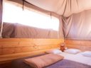 Cliquez pour découvrir toutes les photos de l'HÉBERGEMENT ! tente en toile et bois - camping Oyam photo 3