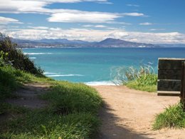 Camping Pas Cher vous présente avec son site Officiel campingpascher.fr, le Camping Oyam classé 4 étoiles, situé sur la commune de Bidart dans le département Pyrénées-atlantiques (Aquitaine) en France. Le camping Oyam, vous présente un hébergement de type tente en toile et bois de 9 m². Le camping Oyam vous propose du vendredi 04 septembre au vendredi 11 septembre 2026, en promotion à -10% pour 7 nuits à 178,20 € au lieu de 198,0 € soit une Économie de 19,80 €. Cette location propose 8 dates différentes pour réserver votre séjour. Découvrez également les 49 autres gammes d'hébergements du camping. Les Avis clients pour le Camping Oyam sont de 7 sur 10. Mer, Parc aquatique, Piscine chauffée, Piscine extérieure, Animation ados, Animations familiales, Club enfants, Aire de jeux enfants, Canoë-kayak, Cyclisme, Golf, Jet-ski, Location de bateaux, Ping-pong, Planche à voile, Plongée, Pédalo, Pétanque, Randonnée, Ski nautique, Surf, Terrain de football, Terrain multisports, Bar, Boulangerie, Bureau de tabac, Dépôt de pain, Pizzeria, Plats à emporter, Snack/Bar, Station-service, Supermarché,... En savoir plus : cliquez-ICI.