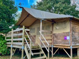 Camping Pas Cher vous présente avec son site Officiel campingpascher.fr, le Camping Oyam classé 4 étoiles, situé sur la commune de Bidart dans le département Pyrénées-atlantiques (Aquitaine) en France. Le camping Oyam, vous présente un hébergement de type tente en toile et bois de 25 m² et télévision. Le camping Oyam vous propose du lundi 25 mai au lundi 01 juin 2026, en promotion à -10% pour 7 nuits à 283,50 € au lieu de 315,0 € soit une Économie de 31,50 €. Cette location propose 52 dates différentes pour réserver votre séjour. Découvrez également les 49 autres gammes d'hébergements du camping. Les Avis clients pour le Camping Oyam sont de 7 sur 10. Mer, Parc aquatique, Piscine chauffée, Piscine extérieure, Animation ados, Animations familiales, Club enfants, Aire de jeux enfants, Canoë-kayak, Cyclisme, Golf, Jet-ski, Location de bateaux, Ping-pong, Planche à voile, Plongée, Pédalo, Pétanque, Randonnée, Ski nautique, Surf, Terrain de football, Terrain multisports, Bar, Boulangerie, Bureau de tabac, Dépôt de pain, Pizzeria, Plats à emporter, Snack/Bar, Station-service, Supermarché,... En savoir plus : cliquez-ICI.