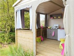 Camping Pas Cher vous présente avec son site Officiel campingpascher.fr, le Camping Oyam classé 4 étoiles, situé sur la commune de Bidart dans le département Pyrénées-atlantiques (Aquitaine) en France. Le camping Oyam, vous présente un hébergement de type mobil-home de 20 m² pour 2 personnes. Le camping Oyam vous propose du lundi 25 mai au lundi 01 juin 2026, en promotion à -10% pour 7 nuits à 252 € au lieu de 280,0 € soit une Économie de 28 €. Cette location propose 54 dates différentes pour réserver votre séjour. Découvrez également les 49 autres gammes d'hébergements du camping. Les Avis clients pour le Camping Oyam sont de 7 sur 10. Mer, Parc aquatique, Piscine chauffée, Piscine extérieure, Animation ados, Animations familiales, Club enfants, Aire de jeux enfants, Canoë-kayak, Cyclisme, Golf, Jet-ski, Location de bateaux, Ping-pong, Planche à voile, Plongée, Pédalo, Pétanque, Randonnée, Ski nautique, Surf, Terrain de football, Terrain multisports, Bar, Boulangerie, Bureau de tabac, Dépôt de pain, Pizzeria, Plats à emporter, Snack/Bar, Station-service, Supermarché,... En savoir plus : cliquez-ICI.