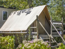 Camping Pas Cher vous présente avec son site Officiel campingpascher.fr, le Camping Oyam classé 4 étoiles, situé sur la commune de Bidart dans le département Pyrénées-atlantiques (Aquitaine) en France. Le camping Oyam, vous présente un hébergement de type tente en toile et bois de 9 m². Le camping Oyam vous propose du vendredi 04 septembre au vendredi 11 septembre 2026, en promotion à -10% pour 7 nuits à 178,20 € au lieu de 198,0 € soit une Économie de 19,80 €. Cette location propose 8 dates différentes pour réserver votre séjour. Découvrez également les 49 autres gammes d'hébergements du camping. Les Avis clients pour le Camping Oyam sont de 7 sur 10. Mer, Parc aquatique, Piscine chauffée, Piscine extérieure, Animation ados, Animations familiales, Club enfants, Aire de jeux enfants, Canoë-kayak, Cyclisme, Golf, Jet-ski, Location de bateaux, Ping-pong, Planche à voile, Plongée, Pédalo, Pétanque, Randonnée, Ski nautique, Surf, Terrain de football, Terrain multisports, Bar, Boulangerie, Bureau de tabac, Dépôt de pain, Pizzeria, Plats à emporter, Snack/Bar, Station-service, Supermarché,... En savoir plus : cliquez-ICI.