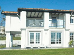 Camping Pas Cher vous présente avec son site Officiel campingpascher.fr, le Camping Oyam classé 4 étoiles, situé sur la commune de Bidart dans le département Pyrénées-atlantiques (Aquitaine) en France. Le camping Oyam, vous présente un hébergement de type mobil-home de 24 m² avec climatisation et télévision. Le camping Oyam vous propose du sam. 05 septembre au sam. 12 septembre 2026, en promotion à -10% pour 7 nuits à 378 € au lieu de 420,0 € soit une Économie de 42 €. Cette location propose 9 dates différentes pour réserver votre séjour. Découvrez également les 49 autres gammes d'hébergements du camping. Les Avis clients pour le Camping Oyam sont de 7 sur 10. Mer, Parc aquatique, Piscine chauffée, Piscine extérieure, Animation ados, Animations familiales, Club enfants, Aire de jeux enfants, Canoë-kayak, Cyclisme, Golf, Jet-ski, Location de bateaux, Ping-pong, Planche à voile, Plongée, Pédalo, Pétanque, Randonnée, Ski nautique, Surf, Terrain de football, Terrain multisports, Bar, Boulangerie, Bureau de tabac, Dépôt de pain, Pizzeria, Plats à emporter, Snack/Bar, Station-service, Supermarché,... En savoir plus : cliquez-ICI.