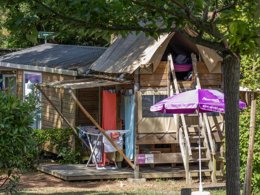 Camping Pas Cher vous présente avec son site Officiel campingpascher.fr, le Camping Oyam classé 4 étoiles, situé sur la commune de Bidart dans le département Pyrénées-atlantiques (Aquitaine) en France. Le camping Oyam, vous présente un hébergement de type tente en toile et bois de 9 m² pour 1 personne. Le camping Oyam vous propose du dimanche 14 juin au dimanche 21 juin 2026, en promotion à -10% pour 7 nuits à 178,20 € au lieu de 198,0 € soit une Économie de 19,80 €. Cette location propose 61 dates différentes pour réserver votre séjour. Découvrez également les 49 autres gammes d'hébergements du camping. Les Avis clients pour le Camping Oyam sont de 7 sur 10. Mer, Parc aquatique, Piscine chauffée, Piscine extérieure, Animation ados, Animations familiales, Club enfants, Aire de jeux enfants, Canoë-kayak, Cyclisme, Golf, Jet-ski, Location de bateaux, Ping-pong, Planche à voile, Plongée, Pédalo, Pétanque, Randonnée, Ski nautique, Surf, Terrain de football, Terrain multisports, Bar, Boulangerie, Bureau de tabac, Dépôt de pain, Pizzeria, Plats à emporter, Snack/Bar, Station-service, Supermarché,... En savoir plus : cliquez-ICI.