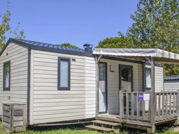 Camping Pas Cher vous présente avec son site Officiel campingpascher.fr, le Camping Oyam classé 4 étoiles, situé sur la commune de Bidart dans le département Pyrénées-atlantiques (Aquitaine) en France. Le camping Oyam, vous présente un hébergement de type mobil-home de 25 m² pour 4 personnes avec climatisation et télévision. Le camping Oyam vous propose du lundi 25 mai au lundi 01 juin 2026, en promotion à -10% pour 7 nuits à 378 € au lieu de 420,0 € soit une Économie de 42 €. Cette location propose 65 dates différentes pour réserver votre séjour. Découvrez également les 49 autres gammes d'hébergements du camping. Les Avis clients pour le Camping Oyam sont de 7 sur 10. Mer, Parc aquatique, Piscine chauffée, Piscine extérieure, Animation ados, Animations familiales, Club enfants, Aire de jeux enfants, Canoë-kayak, Cyclisme, Golf, Jet-ski, Location de bateaux, Ping-pong, Planche à voile, Plongée, Pédalo, Pétanque, Randonnée, Ski nautique, Surf, Terrain de football, Terrain multisports, Bar, Boulangerie, Bureau de tabac, Dépôt de pain, Pizzeria, Plats à emporter, Snack/Bar, Station-service, Supermarché,... En savoir plus : cliquez-ICI.