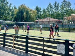 Camping Pas Cher vous présente avec son site Officiel campingpascher.fr, le Camping Oyam classé 4 étoiles, situé sur la commune de Bidart dans le département Pyrénées-atlantiques (Aquitaine) en France. Le camping Oyam, vous présente un hébergement de type mobil-home de 20 m² et télévision. Le camping Oyam vous propose du lundi 25 mai au lundi 01 juin 2026, en promotion à -10% pour 7 nuits à 315 € au lieu de 350,0 € soit une Économie de 35 €. Cette location propose 61 dates différentes pour réserver votre séjour. Découvrez également les 49 autres gammes d'hébergements du camping. Les Avis clients pour le Camping Oyam sont de 7 sur 10. Mer, Parc aquatique, Piscine chauffée, Piscine extérieure, Animation ados, Animations familiales, Club enfants, Aire de jeux enfants, Canoë-kayak, Cyclisme, Golf, Jet-ski, Location de bateaux, Ping-pong, Planche à voile, Plongée, Pédalo, Pétanque, Randonnée, Ski nautique, Surf, Terrain de football, Terrain multisports, Bar, Boulangerie, Bureau de tabac, Dépôt de pain, Pizzeria, Plats à emporter, Snack/Bar, Station-service, Supermarché,... En savoir plus : cliquez-ICI.