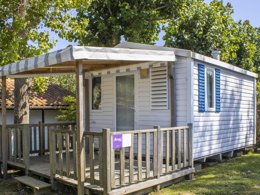 Camping Pas Cher vous présente avec son site Officiel campingpascher.fr, le Camping Oyam classé 4 étoiles, situé sur la commune de Bidart dans le département Pyrénées-atlantiques (Aquitaine) en France. Le camping Oyam, vous présente un hébergement de type mobil-home de 16 m² et télévision. Le camping Oyam vous propose du lundi 25 mai au lundi 01 juin 2026, en promotion à -10% pour 7 nuits à 315 € au lieu de 350,0 € soit une Économie de 35 €. Cette location propose 62 dates différentes pour réserver votre séjour. Découvrez également les 49 autres gammes d'hébergements du camping. Les Avis clients pour le Camping Oyam sont de 7 sur 10. Mer, Parc aquatique, Piscine chauffée, Piscine extérieure, Animation ados, Animations familiales, Club enfants, Aire de jeux enfants, Canoë-kayak, Cyclisme, Golf, Jet-ski, Location de bateaux, Ping-pong, Planche à voile, Plongée, Pédalo, Pétanque, Randonnée, Ski nautique, Surf, Terrain de football, Terrain multisports, Bar, Boulangerie, Bureau de tabac, Dépôt de pain, Pizzeria, Plats à emporter, Snack/Bar, Station-service, Supermarché,... En savoir plus : cliquez-ICI.