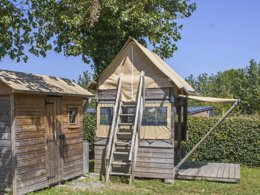 Camping Pas Cher vous présente avec son site Officiel campingpascher.fr, le Camping Oyam classé 4 étoiles, situé sur la commune de Bidart dans le département Pyrénées-atlantiques (Aquitaine) en France. Le camping Oyam, vous présente un hébergement de type tente en toile et bois de 9 m². Le camping Oyam vous propose du mardi 09 juin au mardi 16 juin 2026, en promotion à -10% pour 7 nuits à 209,70 € au lieu de 233,0 € soit une Économie de 23,30 €. Cette location propose 62 dates différentes pour réserver votre séjour. Découvrez également les 49 autres gammes d'hébergements du camping. Les Avis clients pour le Camping Oyam sont de 7 sur 10. Mer, Parc aquatique, Piscine chauffée, Piscine extérieure, Animation ados, Animations familiales, Club enfants, Aire de jeux enfants, Canoë-kayak, Cyclisme, Golf, Jet-ski, Location de bateaux, Ping-pong, Planche à voile, Plongée, Pédalo, Pétanque, Randonnée, Ski nautique, Surf, Terrain de football, Terrain multisports, Bar, Boulangerie, Bureau de tabac, Dépôt de pain, Pizzeria, Plats à emporter, Snack/Bar, Station-service, Supermarché,... En savoir plus : cliquez-ICI.