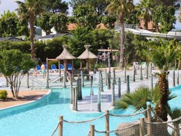 Camping Pas Cher vous présente avec son site Officiel campingpascher.fr, le Camping Oyam classé 4 étoiles, situé sur la commune de Bidart dans le département Pyrénées-atlantiques (Aquitaine) en France. Le camping Oyam, vous présente un hébergement de type mobil-home de 20 m² pour 2 personnes. Le camping Oyam vous propose du lundi 25 mai au lundi 01 juin 2026, en promotion à -10% pour 7 nuits à 252 € au lieu de 280,0 € soit une Économie de 28 €. Cette location propose 54 dates différentes pour réserver votre séjour. Découvrez également les 49 autres gammes d'hébergements du camping. Les Avis clients pour le Camping Oyam sont de 7 sur 10. Mer, Parc aquatique, Piscine chauffée, Piscine extérieure, Animation ados, Animations familiales, Club enfants, Aire de jeux enfants, Canoë-kayak, Cyclisme, Golf, Jet-ski, Location de bateaux, Ping-pong, Planche à voile, Plongée, Pédalo, Pétanque, Randonnée, Ski nautique, Surf, Terrain de football, Terrain multisports, Bar, Boulangerie, Bureau de tabac, Dépôt de pain, Pizzeria, Plats à emporter, Snack/Bar, Station-service, Supermarché,... En savoir plus : cliquez-ICI.