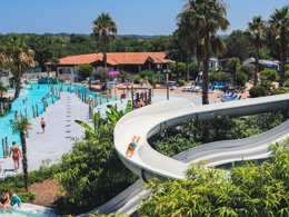 Camping Pas Cher vous présente avec son site Officiel campingpascher.fr, le Camping Oyam classé 4 étoiles, situé sur la commune de Bidart dans le département Pyrénées-atlantiques (Aquitaine) en France. Le camping Oyam, vous présente un hébergement de type tente en toile et bois de 9 m². Le camping Oyam vous propose du mardi 09 juin au mardi 16 juin 2026, en promotion à -10% pour 7 nuits à 209,70 € au lieu de 233,0 € soit une Économie de 23,30 €. Cette location propose 62 dates différentes pour réserver votre séjour. Découvrez également les 49 autres gammes d'hébergements du camping. Les Avis clients pour le Camping Oyam sont de 7 sur 10. Mer, Parc aquatique, Piscine chauffée, Piscine extérieure, Animation ados, Animations familiales, Club enfants, Aire de jeux enfants, Canoë-kayak, Cyclisme, Golf, Jet-ski, Location de bateaux, Ping-pong, Planche à voile, Plongée, Pédalo, Pétanque, Randonnée, Ski nautique, Surf, Terrain de football, Terrain multisports, Bar, Boulangerie, Bureau de tabac, Dépôt de pain, Pizzeria, Plats à emporter, Snack/Bar, Station-service, Supermarché,... En savoir plus : cliquez-ICI.