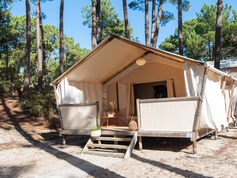 Camping Pas Cher vous présente avec son site Officiel campingpascher.fr, le Camping Club Le Vivier 4* - MS VACANCES classé 4 étoiles, situé sur la commune de Biscarrosse dans le département Landes (Aquitaine) en France. Le camping Club Le Vivier 4* - MS VACANCES, vous présente un hébergement de type lodge de 25 m² pour 4 personnes. Le camping Club Le Vivier 4* - MS VACANCES vous propose du sam. 13 juin au sam. 20 juin 2026, en promotion à -25% pour 7 nuits à 332,25 € au lieu de 443,0 € soit une Économie de 110,75 €. Cette location propose 40 dates différentes pour réserver votre séjour. Découvrez également les 27 autres gammes d'hébergements du camping. Les Avis clients pour le Camping Club Le Vivier 4* - MS VACANCES sont excellents avec une note moyenne de 8 sur 10. Mer, Piscine chauffée, Piscine extérieure, Animations familiales, Club ados, Club enfants, Aire de jeux enfants, Centre équestre, Court de padel en extérieur, Cyclisme, Golf, Parcours sportif, Ping-pong, Pédalo, Pétanque, Salle de fitness, Salle de jeux vidéo, Structure gonflable enfants, Surf, Terrain multisports, Tir à l’arc, Bar, Dépôt de pain, Restaurant, Snack/Bar, Épicerie,... En savoir plus : cliquez-ICI.
