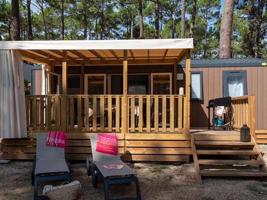 Camping Pas Cher vous présente avec son site Officiel campingpascher.fr, le Camping Club Le Vivier 4* - MS VACANCES classé 4 étoiles, situé sur la commune de Biscarrosse dans le département Landes (Aquitaine) en France. Le camping Club Le Vivier 4* - MS VACANCES vous propose un hébergement de type mobil-home de 33 m² pour 6 personnes avec climatisation (télévision). L'établissement vous propose 27 autres types d'hébergements. Découvrez tous nos séjours à petits prix dans la commune et aux alentours de Biscarrosse du département : Landes (Aquitaine). Les Avis clients pour le Camping Club Le Vivier 4* - MS VACANCES sont excellents avec une note moyenne de 8 sur 10. Mer, Piscine chauffée, Piscine extérieure, Animations familiales, Club ados, Club enfants, Aire de jeux enfants, Centre équestre, Court de padel en extérieur, Cyclisme, Golf, Parcours sportif, Ping-pong, Pédalo, Pétanque, Salle de fitness, Salle de jeux vidéo, Structure gonflable enfants, Surf, Terrain multisports, Tir à l’arc, Bar, Dépôt de pain, Restaurant, Snack/Bar, Épicerie,... En savoir plus : cliquez-ICI.