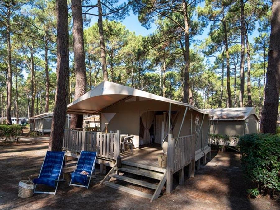 Camping Pas Cher vous présente avec son site Officiel campingpascher.fr, le Camping Club Le Vivier 4* - MS VACANCES classé 4 étoiles, situé sur la commune de Biscarrosse dans le département Landes (Aquitaine) en France. Le camping Club Le Vivier 4* - MS VACANCES vous propose un hébergement de type lodge de 20 m² pour 5 personnes. L'établissement vous propose 27 autres types d'hébergements. Découvrez tous nos séjours à petits prix dans la commune et aux alentours de Biscarrosse du département : Landes (Aquitaine). Les Avis clients pour le Camping Club Le Vivier 4* - MS VACANCES sont excellents avec une note moyenne de 8 sur 10. Mer, Piscine chauffée, Piscine extérieure, Animations familiales, Club ados, Club enfants, Aire de jeux enfants, Centre équestre, Court de padel en extérieur, Cyclisme, Golf, Parcours sportif, Ping-pong, Pédalo, Pétanque, Salle de fitness, Salle de jeux vidéo, Structure gonflable enfants, Surf, Terrain multisports, Tir à l’arc, Bar, Dépôt de pain, Restaurant, Snack/Bar, Épicerie,... En savoir plus : cliquez-ICI.