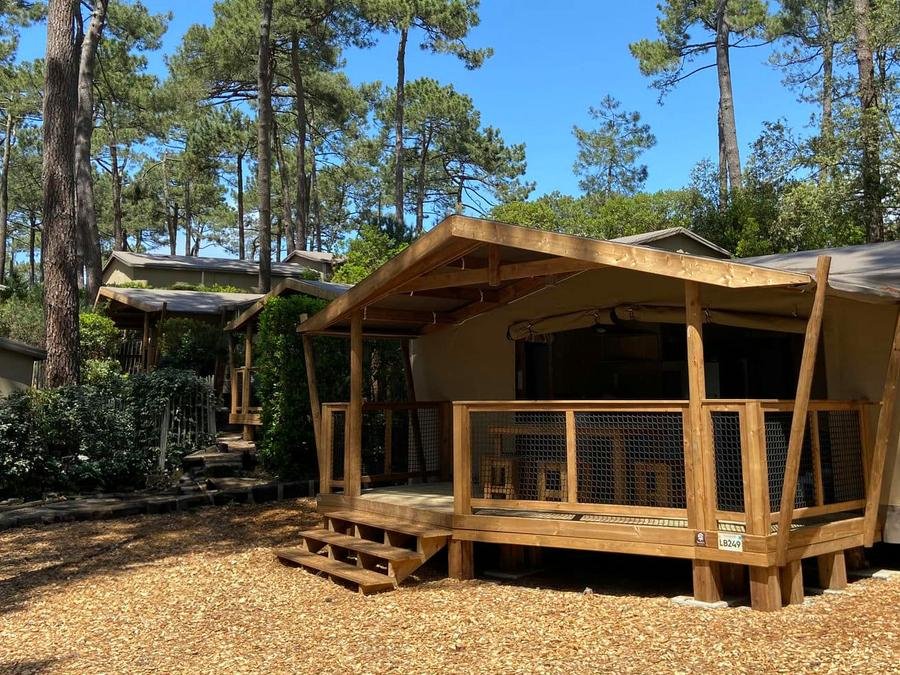 Camping Pas Cher vous présente avec son site Officiel campingpascher.fr, le Camping Club Le Vivier 4* - MS VACANCES classé 4 étoiles, situé sur la commune de Biscarrosse dans le département Landes (Aquitaine) en France. Le camping Club Le Vivier 4* - MS VACANCES vous propose un hébergement de type lodge de 32 m² pour 6 personnes (télévision). L'établissement vous propose 27 autres types d'hébergements. Découvrez tous nos séjours à petits prix dans la commune et aux alentours de Biscarrosse du département : Landes (Aquitaine). Les Avis clients pour le Camping Club Le Vivier 4* - MS VACANCES sont excellents avec une note moyenne de 8 sur 10. Mer, Piscine chauffée, Piscine extérieure, Animations familiales, Club ados, Club enfants, Aire de jeux enfants, Centre équestre, Court de padel en extérieur, Cyclisme, Golf, Parcours sportif, Ping-pong, Pédalo, Pétanque, Salle de fitness, Salle de jeux vidéo, Structure gonflable enfants, Surf, Terrain multisports, Tir à l’arc, Bar, Dépôt de pain, Restaurant, Snack/Bar, Épicerie,... En savoir plus : cliquez-ICI.