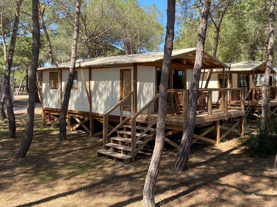 Camping Pas Cher vous présente avec son site Officiel campingpascher.fr, le Camping Club Le Vivier 4* - MS VACANCES classé 4 étoiles, situé sur la commune de Biscarrosse dans le département Landes (Aquitaine) en France. Le camping Club Le Vivier 4* - MS VACANCES vous propose un hébergement de type lodge de 32 m² pour 5 personnes (télévision). L'établissement vous propose 27 autres types d'hébergements. Découvrez tous nos séjours à petits prix dans la commune et aux alentours de Biscarrosse du département : Landes (Aquitaine). Les Avis clients pour le Camping Club Le Vivier 4* - MS VACANCES sont excellents avec une note moyenne de 8 sur 10. Mer, Piscine chauffée, Piscine extérieure, Animations familiales, Club ados, Club enfants, Aire de jeux enfants, Centre équestre, Court de padel en extérieur, Cyclisme, Golf, Parcours sportif, Ping-pong, Pédalo, Pétanque, Salle de fitness, Salle de jeux vidéo, Structure gonflable enfants, Surf, Terrain multisports, Tir à l’arc, Bar, Dépôt de pain, Restaurant, Snack/Bar, Épicerie,... En savoir plus : cliquez-ICI.