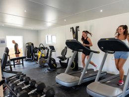 Camping Pas Cher vous présente avec son site Officiel campingpascher.fr, le Camping Club Le Vivier 4* - MS VACANCES classé 4 étoiles, situé sur la commune de Biscarrosse dans le département Landes (Aquitaine) en France. Le camping Club Le Vivier 4* - MS VACANCES, vous présente un hébergement de type lodge de 25 m² pour 4 personnes. Le camping Club Le Vivier 4* - MS VACANCES vous propose du sam. 12 septembre au sam. 19 septembre 2026, en promotion à -25% pour 7 nuits à 264,75 € au lieu de 353,0 € soit une Économie de 88,25 €. Cette location propose 72 dates différentes pour réserver votre séjour. Découvrez également les 24 autres gammes d'hébergements du camping. Les Avis clients pour le Camping Club Le Vivier 4* - MS VACANCES sont excellents avec une note moyenne de 8 sur 10. Mer, Piscine chauffée, Piscine extérieure, Animations familiales, Club ados, Club enfants, Aire de jeux enfants, Centre équestre, Court de padel en extérieur, Cyclisme, Golf, Parcours sportif, Ping-pong, Pédalo, Pétanque, Salle de fitness, Salle de jeux vidéo, Structure gonflable enfants, Surf, Terrain multisports, Tir à l’arc, Bar, Dépôt de pain, Restaurant, Snack/Bar, Épicerie,... En savoir plus : cliquez-ICI.