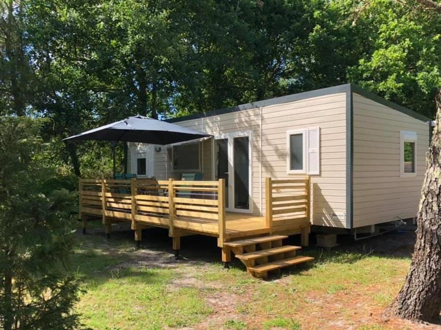 Camping Pas Cher vous présente avec son site Officiel campingpascher.fr, le Camping En Chon Les Pins classé 3 étoiles, situé sur la commune de Biscarrosse dans le département Landes (Aquitaine) en France. Le camping En Chon Les Pins, vous présente un hébergement de type mobil-home de 37 m² pour 6 personnes et télévision. Le camping En Chon Les Pins vous propose du dimanche 07 juin au dimanche 14 juin 2026 pour 7 nuits à 979€. Cette location propose 12 dates différentes pour réserver votre séjour. Découvrez également les 15 autres gammes d'hébergements du camping. Les Avis clients pour le Camping En Chon Les Pins sont excellents avec une note moyenne de 8 sur 10. Piscine chauffée, Piscine extérieure, Aire de jeux enfants, Baby-foot, Canoë-kayak, Cyclisme, Flipper, Paddle, Ping-pong, Piscine, Pétanque, Surf, Terrain de badminton, Terrain de volley-ball, Dépôt de pain, Pizzeria, Snack/Bar, Supermarché,... En savoir plus : cliquez-ICI.