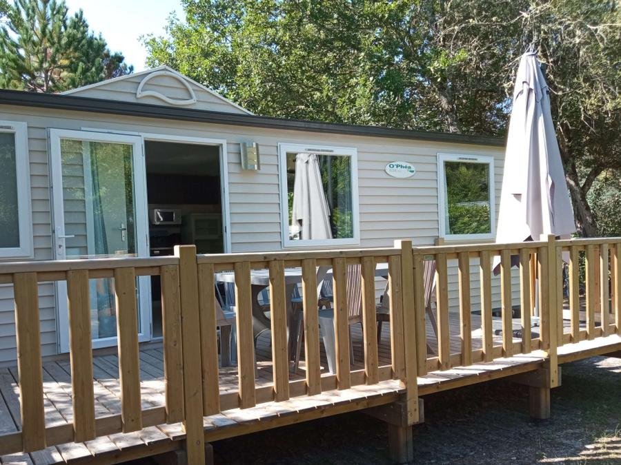 Camping Pas Cher vous présente avec son site Officiel campingpascher.fr, le Camping En Chon Les Pins classé 3 étoiles, situé sur la commune de Biscarrosse dans le département Landes (Aquitaine) en France. Le camping En Chon Les Pins, vous présente un hébergement de type mobil-home de 37 m² pour 6 personnes et télévision. Le camping En Chon Les Pins vous propose du dimanche 21 juin au dimanche 28 juin 2026 pour 7 nuits à 979€. Cette location propose 9 dates différentes pour réserver votre séjour. Découvrez également les 11 autres gammes d'hébergements du camping. Les Avis clients pour le Camping En Chon Les Pins sont excellents avec une note moyenne de 8 sur 10. Piscine chauffée, Piscine extérieure, Aire de jeux enfants, Baby-foot, Canoë-kayak, Cyclisme, Flipper, Paddle, Ping-pong, Piscine, Pétanque, Surf, Terrain de badminton, Terrain de volley-ball, Dépôt de pain, Pizzeria, Snack/Bar, Supermarché,... En savoir plus : cliquez-ICI.