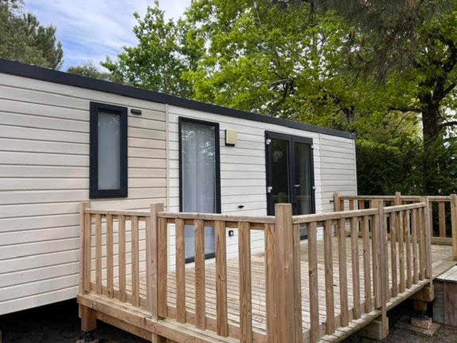 Camping Pas Cher vous présente avec son site Officiel campingpascher.fr, le Camping En Chon Les Pins classé 3 étoiles, situé sur la commune de Biscarrosse dans le département Landes (Aquitaine) en France. Le camping En Chon Les Pins, vous présente un hébergement de type mobil-home de 31 m². Le camping En Chon Les Pins vous propose du sam. 27 juin au sam. 04 juillet 2026 pour 7 nuits à 979€. Cette location propose 11 dates différentes pour réserver votre séjour. Découvrez également les 15 autres gammes d'hébergements du camping. Les Avis clients pour le Camping En Chon Les Pins sont excellents avec une note moyenne de 8 sur 10. Piscine chauffée, Piscine extérieure, Aire de jeux enfants, Baby-foot, Canoë-kayak, Cyclisme, Flipper, Paddle, Ping-pong, Piscine, Pétanque, Surf, Terrain de badminton, Terrain de volley-ball, Dépôt de pain, Pizzeria, Snack/Bar, Supermarché,... En savoir plus : cliquez-ICI.