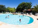 Camping Pas Cher vous présente avec son site Officiel campingpascher.fr, le Camping En Chon Les Pins classé 3 étoiles, situé sur la commune de Biscarrosse dans le département Landes (Aquitaine) en France. Le camping En Chon Les Pins vous propose un hébergement de type mobil-home de 30 m². L'établissement vous propose 16 autres types d'hébergements. Découvrez tous nos séjours à petits prix dans la commune et aux alentours de Biscarrosse du département : Landes (Aquitaine). Les Avis clients pour le Camping En Chon Les Pins sont excellents avec une note moyenne de 8 sur 10. Piscine chauffée, Piscine extérieure, Aire de jeux enfants, Baby-foot, Canoë-kayak, Cyclisme, Flipper, Paddle, Ping-pong, Piscine, Pétanque, Surf, Terrain de badminton, Terrain de volley-ball, Dépôt de pain, Pizzeria, Snack/Bar, Supermarché,... En savoir plus : cliquez-ICI.