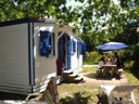 Camping Pas Cher vous présente avec son site Officiel campingpascher.fr, le Camping En Chon Les Pins classé 3 étoiles, situé sur la commune de Biscarrosse dans le département Landes (Aquitaine) en France. Le camping En Chon Les Pins, vous présente un hébergement de type chalet de 30 m² pour 4 personnes et télévision. Le camping En Chon Les Pins vous propose du sam. 20 juin au sam. 27 juin 2026 pour 7 nuits à 612€. Cette location propose 11 dates différentes pour réserver votre séjour. Découvrez également les 11 autres gammes d'hébergements du camping. Les Avis clients pour le Camping En Chon Les Pins sont excellents avec une note moyenne de 8 sur 10. Piscine chauffée, Piscine extérieure, Aire de jeux enfants, Baby-foot, Canoë-kayak, Cyclisme, Flipper, Paddle, Ping-pong, Piscine, Pétanque, Surf, Terrain de badminton, Terrain de volley-ball, Dépôt de pain, Pizzeria, Snack/Bar, Supermarché,... En savoir plus : cliquez-ICI.