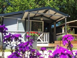 Camping Pas Cher vous présente avec son site Officiel campingpascher.fr, le Camping En Chon Les Pins classé 3 étoiles, situé sur la commune de Biscarrosse dans le département Landes (Aquitaine) en France. Le camping En Chon Les Pins vous propose un hébergement de type mobil-home de 30 m². L'établissement vous propose 16 autres types d'hébergements. Découvrez tous nos séjours à petits prix dans la commune et aux alentours de Biscarrosse du département : Landes (Aquitaine). Les Avis clients pour le Camping En Chon Les Pins sont excellents avec une note moyenne de 8 sur 10. Piscine chauffée, Piscine extérieure, Aire de jeux enfants, Baby-foot, Canoë-kayak, Cyclisme, Flipper, Paddle, Ping-pong, Piscine, Pétanque, Surf, Terrain de badminton, Terrain de volley-ball, Dépôt de pain, Pizzeria, Snack/Bar, Supermarché,... En savoir plus : cliquez-ICI.