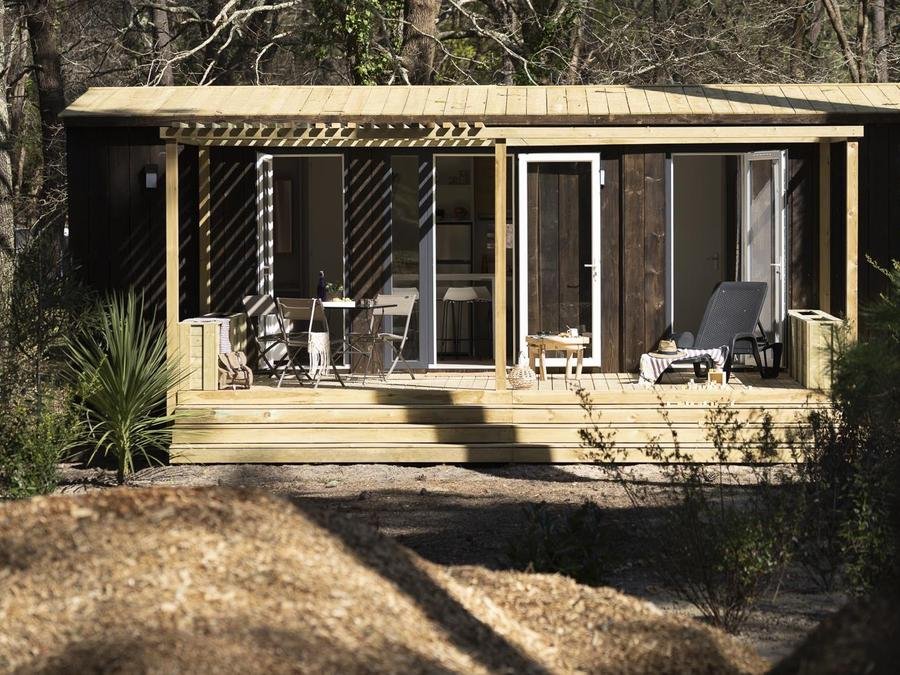 Camping Pas Cher vous présente avec son site Officiel campingpascher.fr, le Camping Slow Village Biscarrosse Lac classé 3 étoiles, situé sur la commune de Biscarrosse dans le département Landes (Aquitaine) en France. Le camping Slow Village Biscarrosse Lac vous propose un hébergement de type bungalow de 29 m² avec climatisation (télévision). L'établissement vous propose 5 autres types d'hébergements. Découvrez tous nos séjours à petits prix dans la commune et aux alentours de Biscarrosse du département : Landes (Aquitaine). Les Avis clients pour le Camping Slow Village Biscarrosse Lac sont excellents avec une note moyenne de 8 sur 10. LacMer, Animations familiales, Club enfants, Aire de jeux enfants, Court de padel en extérieur, Court de tennis, Golf, Ping-pong, Pétanque, Randonnée, Surf, Terrain de beach-volley, Terrain multisports, Bar, Brasserie, Pizzeria, Épicerie,... En savoir plus : cliquez-ICI.