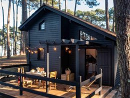 Camping Pas Cher vous présente avec son site Officiel campingpascher.fr, le Camping Slow Village Biscarrosse Lac classé 3 étoiles, situé sur la commune de Biscarrosse dans le département Landes (Aquitaine) en France. Le camping Slow Village Biscarrosse Lac vous propose un hébergement de type bungalow de 29 m² avec climatisation (télévision). L'établissement vous propose 5 autres types d'hébergements. Découvrez tous nos séjours à petits prix dans la commune et aux alentours de Biscarrosse du département : Landes (Aquitaine). Les Avis clients pour le Camping Slow Village Biscarrosse Lac sont excellents avec une note moyenne de 8 sur 10. LacMer, Animations familiales, Club enfants, Aire de jeux enfants, Court de padel en extérieur, Court de tennis, Golf, Ping-pong, Pétanque, Randonnée, Surf, Terrain de beach-volley, Terrain multisports, Bar, Brasserie, Pizzeria, Épicerie,... En savoir plus : cliquez-ICI.