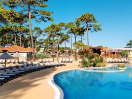Camping Pas Cher vous présente avec son site Officiel campingpascher.fr, le Camping Campéole Plage Sud classé 4 étoiles, situé sur la commune de Biscarrosse dans le département Landes (Aquitaine) en France. Le camping Campéole Plage Sud vous propose un hébergement de type mobil-home de 29 m² pour 6 personnes. L'établissement vous propose 16 autres types d'hébergements. Découvrez tous nos séjours à petits prix dans la commune et aux alentours de Biscarrosse du département : Landes (Aquitaine). Les Avis clients pour le Camping Campéole Plage Sud sont excellents avec une note moyenne de 8 sur 10. Piscine chauffée, Piscine extérieure, Animations familiales, Club ados, Club enfants, Aire de jeux enfants, Baby-foot, Court de padel en extérieur, Golf, Ping-pong, Piscine, Pétanque, Salle de fitness, Structure gonflable enfants, Terrain multisports, Tir à l’arc, Trampoline, Bar, Dépôt de pain, Food truck, Snack/Bar,... En savoir plus : cliquez-ICI.