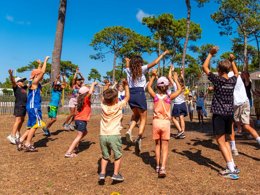 Camping Pas Cher vous présente avec son site Officiel campingpascher.fr, le Camping Club Plage Sud 4*- MS VACANCES classé 4 étoiles, situé sur la commune de Biscarrosse dans le département Landes (Aquitaine) en France. Le camping Club Plage Sud 4*- MS VACANCES, vous présente un hébergement de type mobil-home de 31 m² pour 4 personnes avec climatisation et télévision. Le camping Club Plage Sud 4*- MS VACANCES vous propose du sam. 19 septembre au sam. 26 septembre 2026, en promotion à -25% pour 7 nuits à 400,50 € au lieu de 534,0 € soit une Économie de 133,50 €. Cette location propose 109 dates différentes pour réserver votre séjour. Découvrez également les 24 autres gammes d'hébergements du camping. Les Avis clients pour le Camping Club Plage Sud 4*- MS VACANCES sont excellents avec une note moyenne de 8 sur 10. Piscine chauffée, Piscine extérieure, Animations familiales, Club ados, Club enfants, Aire de jeux enfants, Baby-foot, Court de padel en extérieur, Golf, Parcours sportif, Ping-pong, Piscine, Pétanque, Salle de fitness, Structure gonflable enfants, Terrain multisports, Tir à l’arc, Trampoline, Bar, Dépôt de pain, Snack/Bar,... En savoir plus : cliquez-ICI.