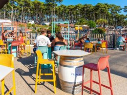 Camping Pas Cher vous présente avec son site Officiel campingpascher.fr, le Camping Club Plage Sud 4*- MS VACANCES classé 4 étoiles, situé sur la commune de Biscarrosse dans le département Landes (Aquitaine) en France. Le camping Club Plage Sud 4*- MS VACANCES, vous présente un hébergement de type mobil-home de 27 m² pour 4 personnes. Le camping Club Plage Sud 4*- MS VACANCES vous propose du sam. 19 septembre au sam. 26 septembre 2026, en promotion à -25% pour 7 nuits à 247,50 € au lieu de 330,0 € soit une Économie de 82,50 €. Cette location propose 108 dates différentes pour réserver votre séjour. Découvrez également les 24 autres gammes d'hébergements du camping. Les Avis clients pour le Camping Club Plage Sud 4*- MS VACANCES sont excellents avec une note moyenne de 8 sur 10. Piscine chauffée, Piscine extérieure, Animations familiales, Club ados, Club enfants, Aire de jeux enfants, Baby-foot, Court de padel en extérieur, Golf, Parcours sportif, Ping-pong, Piscine, Pétanque, Salle de fitness, Structure gonflable enfants, Terrain multisports, Tir à l’arc, Trampoline, Bar, Dépôt de pain, Snack/Bar,... En savoir plus : cliquez-ICI.