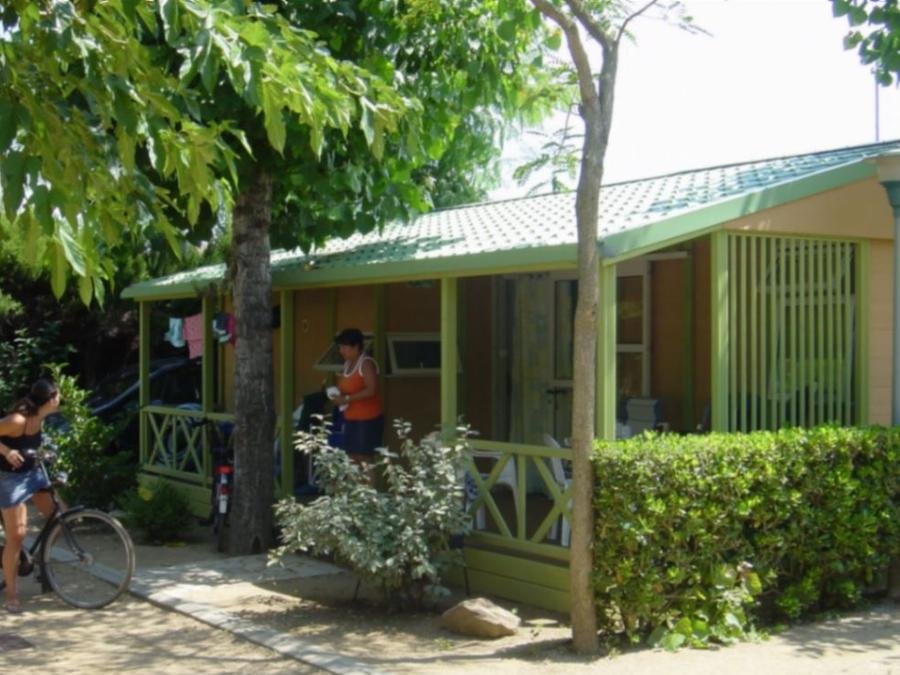 Camping Pas Cher vous présente avec son site Officiel campingpascher.fr, le Camping La Masia classé 3 étoiles, situé sur la commune de Blanes dans le département Gérone (Catalogne) en Espagne. Le camping La Masia vous propose un hébergement de type chalet de 49 m² pour 4 personnes avec climatisation (télévision). L'établissement vous propose 19 autres types d'hébergements. Découvrez tous nos séjours à petits prix dans la commune et aux alentours de Blanes du département : Gérone (Catalogne). Les Avis clients pour le Camping La Masia sont excellents avec une note moyenne de 8 sur 10. Bassin enfant, Parc aquatique, Piscine couverte, Piscine extérieure, Animations familiales, Club enfants, Aire de jeux enfants, Baby-foot, Canoë-kayak, Centre équestre, Court de tennis, Golf, Ping-pong, Piscine, Plongée, Pétanque, Salle de fitness, Salle de jeux vidéo, Structure gonflable enfants, Surf, Terrain de beach-volley, Terrain de football, Terrain de volley-ball, Terrain multisports, Bar, Boulangerie, Dépôt de pain, Pizzeria, Plats à emporter, Restaurant, Snack/Bar, Supermarché, Épicerie,... En savoir plus : cliquez-ICI.