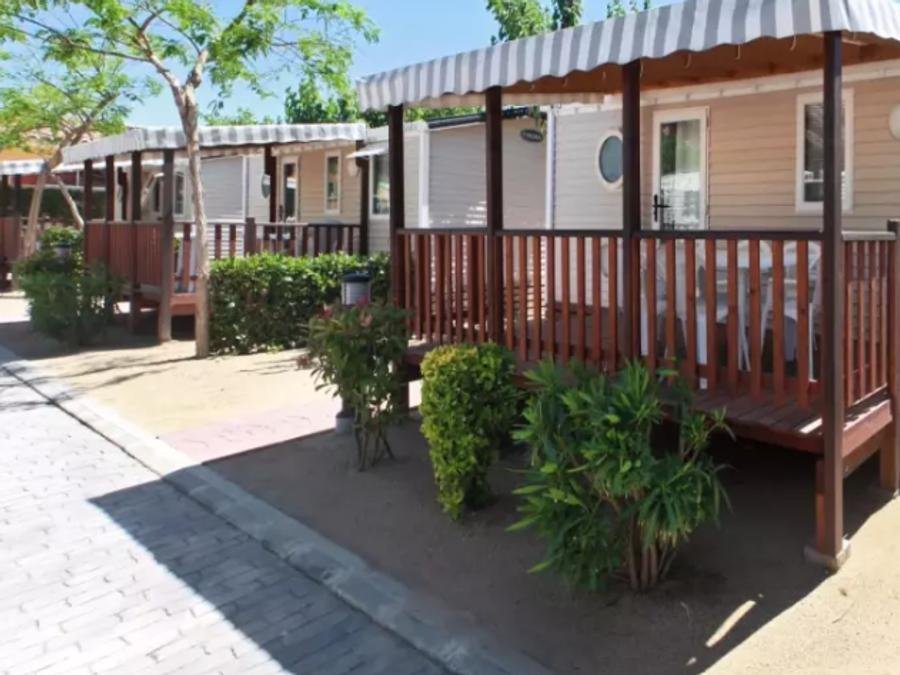 Camping Pas Cher vous présente avec son site Officiel campingpascher.fr, le Camping La Masia classé 3 étoiles, situé sur la commune de Blanes dans le département Gérone (Catalogne) en Espagne. Le camping La Masia, vous présente un hébergement de type mobil-home de 28 m² pour 6 personnes avec climatisation et télévision. Le camping La Masia vous proposeun séjour PAS CHER avec une REMISEdu vendredi 26 juin au vendredi 03 juillet 2026, en promotion à -34% pour 7 nuits à 799 € au lieu de 1210,61 € soit une Économie de 411,61 €. Cette location propose 9 dates différentes pour réserver votre séjour. Découvrez également les 23 autres gammes d'hébergements du camping. Les Avis clients pour le Camping La Masia sont excellents avec une note moyenne de 8 sur 10. Bassin enfant, Parc aquatique, Piscine couverte, Piscine extérieure, Animations familiales, Club enfants, Aire de jeux enfants, Baby-foot, Canoë-kayak, Centre équestre, Court de tennis, Golf, Ping-pong, Piscine, Plongée, Pétanque, Salle de fitness, Salle de jeux vidéo, Structure gonflable enfants, Surf, Terrain de beach-volley, Terrain de football, Terrain de volley-ball, Terrain multisports, Bar, Boulangerie, Dépôt de pain, Pizzeria, Plats à emporter, Restaurant, Snack/Bar, Supermarché, Épicerie,... En savoir plus : cliquez-ICI.