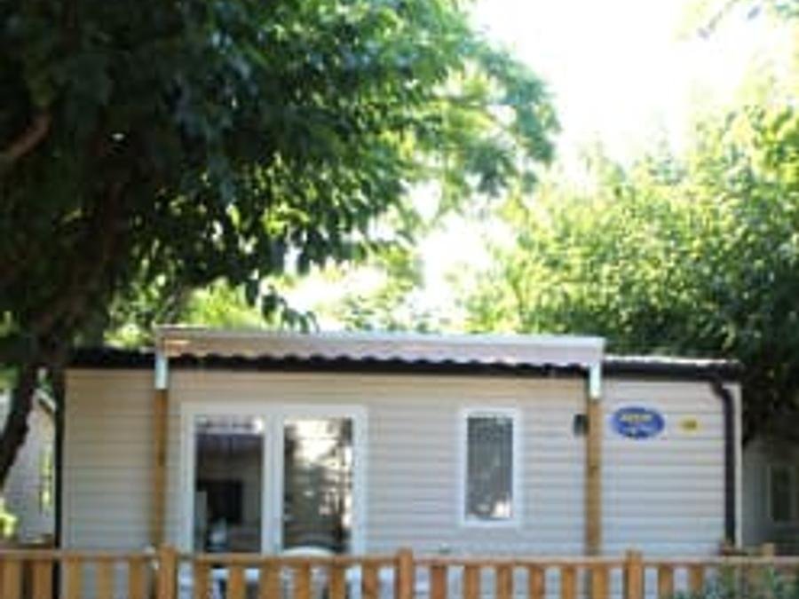 Camping Pas Cher vous présente avec son site Officiel campingpascher.fr, le Camping La Masia classé 3 étoiles, situé sur la commune de Blanes dans le département Gérone (Catalogne) en Espagne. Le camping La Masia vous propose un hébergement de type mobil-home de 24 m² avec climatisation. L'établissement vous propose 23 autres types d'hébergements. Découvrez tous nos séjours à petits prix dans la commune et aux alentours de Blanes du département : Gérone (Catalogne). Les Avis clients pour le Camping La Masia sont excellents avec une note moyenne de 8 sur 10. Bassin enfant, Parc aquatique, Piscine couverte, Piscine extérieure, Animations familiales, Club enfants, Aire de jeux enfants, Baby-foot, Canoë-kayak, Centre équestre, Court de tennis, Golf, Ping-pong, Piscine, Plongée, Pétanque, Salle de fitness, Salle de jeux vidéo, Structure gonflable enfants, Surf, Terrain de beach-volley, Terrain de football, Terrain de volley-ball, Terrain multisports, Bar, Boulangerie, Dépôt de pain, Pizzeria, Plats à emporter, Restaurant, Snack/Bar, Supermarché, Épicerie,... En savoir plus : cliquez-ICI.