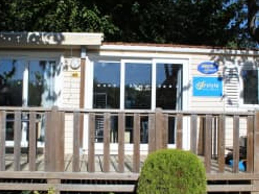 Camping Pas Cher vous présente avec son site Officiel campingpascher.fr, le Camping La Masia classé 3 étoiles, situé sur la commune de Blanes dans le département Gérone (Catalogne) en Espagne. Le camping La Masia, vous présente un hébergement de type mobil-home de 32 m² avec climatisation. Le camping La Masia vous proposeun séjour PAS CHER avec une REMISEdu sam. 12 septembre au sam. 19 septembre 2026, en promotion à -50% pour 7 nuits à 318,50 € au lieu de 637,0 € soit une Économie de 318,50 €. Cette location propose 8 dates différentes pour réserver votre séjour. Découvrez également les 21 autres gammes d'hébergements du camping. Les Avis clients pour le Camping La Masia sont excellents avec une note moyenne de 8 sur 10. Bassin enfant, Parc aquatique, Piscine couverte, Piscine extérieure, Animations familiales, Club enfants, Aire de jeux enfants, Baby-foot, Canoë-kayak, Centre équestre, Court de tennis, Golf, Ping-pong, Piscine, Plongée, Pétanque, Salle de fitness, Salle de jeux vidéo, Structure gonflable enfants, Surf, Terrain de beach-volley, Terrain de football, Terrain de volley-ball, Terrain multisports, Bar, Boulangerie, Dépôt de pain, Pizzeria, Plats à emporter, Restaurant, Snack/Bar, Supermarché, Épicerie,... En savoir plus : cliquez-ICI.
