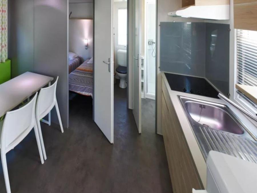 Camping Pas Cher vous présente avec son site Officiel campingpascher.fr, le Camping La Masia classé 3 étoiles, situé sur la commune de Blanes dans le département Gérone (Catalogne) en Espagne. Le camping La Masia, vous présente un hébergement de type mobil-home de 25 m² pour 4 personnes. Le camping La Masia vous propose du sam. 19 septembre au sam. 26 septembre 2026 pour 7 nuits à 273€. Cette location propose 7 dates différentes pour réserver votre séjour. Découvrez également les 21 autres gammes d'hébergements du camping. Les Avis clients pour le Camping La Masia sont excellents avec une note moyenne de 8 sur 10. Bassin enfant, Parc aquatique, Piscine couverte, Piscine extérieure, Animations familiales, Club enfants, Aire de jeux enfants, Baby-foot, Canoë-kayak, Centre équestre, Court de tennis, Golf, Ping-pong, Piscine, Plongée, Pétanque, Salle de fitness, Salle de jeux vidéo, Structure gonflable enfants, Surf, Terrain de beach-volley, Terrain de football, Terrain de volley-ball, Terrain multisports, Bar, Boulangerie, Dépôt de pain, Pizzeria, Plats à emporter, Restaurant, Snack/Bar, Supermarché, Épicerie,... En savoir plus : cliquez-ICI.