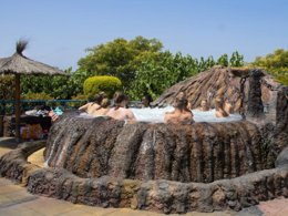 Camping Pas Cher vous présente avec son site Officiel campingpascher.fr, le Camping La Masia classé 3 étoiles, situé sur la commune de Blanes dans le département Gérone (Catalogne) en Espagne. Le camping La Masia, vous présente un hébergement de type mobil-home de 32 m² avec climatisation. Le camping La Masia vous proposeun séjour PAS CHER avec une REMISEdu sam. 25 avril au sam. 02 mai 2026, en promotion à -50% pour 7 nuits à 213,50 € au lieu de 427,0 € soit une Économie de 213,50 €. Cette location propose 75 dates différentes pour réserver votre séjour. Découvrez également les 15 autres gammes d'hébergements du camping. Les Avis clients pour le Camping La Masia sont excellents avec une note moyenne de 8 sur 10. Bassin enfant, Parc aquatique, Piscine couverte, Piscine extérieure, Animations familiales, Club enfants, Aire de jeux enfants, Baby-foot, Canoë-kayak, Centre équestre, Court de tennis, Golf, Ping-pong, Piscine, Plongée, Pétanque, Salle de fitness, Salle de jeux vidéo, Structure gonflable enfants, Surf, Terrain de beach-volley, Terrain de football, Terrain de volley-ball, Terrain multisports, Bar, Boulangerie, Dépôt de pain, Pizzeria, Plats à emporter, Restaurant, Snack/Bar, Supermarché, Épicerie,... En savoir plus : cliquez-ICI.