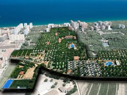 Camping Pas Cher vous présente avec son site Officiel campingpascher.fr, le Camping La Masia classé 3 étoiles, situé sur la commune de Blanes dans le département Gérone (Catalogne) en Espagne. Le camping La Masia vous propose un hébergement de type chalet de 49 m² pour 4 personnes avec climatisation (télévision). L'établissement vous propose 18 autres types d'hébergements. Découvrez tous nos séjours à petits prix dans la commune et aux alentours de Blanes du département : Gérone (Catalogne). Les Avis clients pour le Camping La Masia sont excellents avec une note moyenne de 8 sur 10. Bassin enfant, Parc aquatique, Piscine couverte, Piscine extérieure, Animations familiales, Club enfants, Aire de jeux enfants, Baby-foot, Canoë-kayak, Centre équestre, Court de tennis, Golf, Ping-pong, Piscine, Plongée, Pétanque, Salle de fitness, Salle de jeux vidéo, Structure gonflable enfants, Surf, Terrain de beach-volley, Terrain de football, Terrain de volley-ball, Terrain multisports, Bar, Boulangerie, Dépôt de pain, Pizzeria, Plats à emporter, Restaurant, Snack/Bar, Supermarché, Épicerie,... En savoir plus : cliquez-ICI.