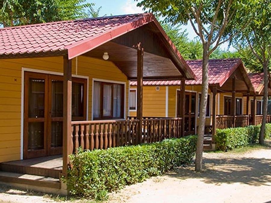 Camping Pas Cher vous présente avec son site Officiel campingpascher.fr, le Camping Solmar classé 2 étoiles, situé sur la commune de Blanes dans le département Gérone (Catalogne) en Espagne. Le camping Solmar, vous présente un hébergement de type chalet de 35 m² et télévision. Le camping Solmar vous proposeun séjour PAS CHER avec une REMISEdu jeudi 01 octobre au jeudi 08 octobre 2026, en promotion à -45% pour 7 nuits à 354 € au lieu de 644,0 € soit une Économie de 290 €. Cette location propose 85 dates différentes pour réserver votre séjour. Découvrez également les 10 autres gammes d'hébergements du camping. Les Avis clients pour le Camping Solmar sont de 7 sur 10. Piscine extérieure, Club enfants, Aire de jeux enfants, Baby-foot, Court de tennis, Ping-pong, Piscine, Pétanque, Terrain de basketball, Terrain de football, Terrain de volley-ball, Bar, Pizzeria, Plats à emporter, Snack/Bar, Supermarché,... En savoir plus : cliquez-ICI.