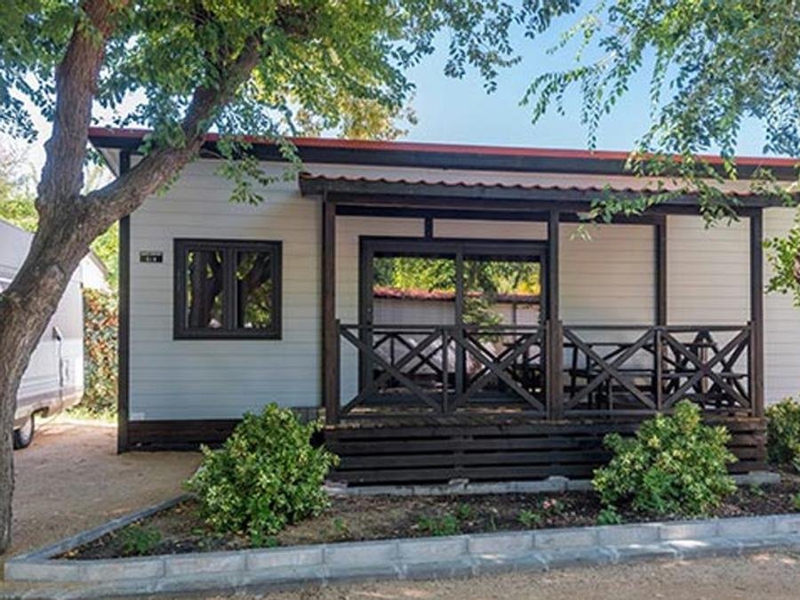 Camping Pas Cher vous présente avec son site Officiel campingpascher.fr, le Camping Solmar classé 2 étoiles, situé sur la commune de Blanes dans le département Gérone (Catalogne) en Espagne. Le camping Solmar, vous présente un hébergement de type chalet de 35 m² pour 1 personne avec climatisation et télévision. Le camping Solmar vous proposeun séjour PAS CHER avec une REMISEdu mercredi 30 septembre au mercredi 07 octobre 2026, en promotion à -45% pour 7 nuits à 410 € au lieu de 747,0 € soit une Économie de 337 €. Cette location propose 54 dates différentes pour réserver votre séjour. Découvrez également les 10 autres gammes d'hébergements du camping. Les Avis clients pour le Camping Solmar sont de 7 sur 10. Piscine extérieure, Club enfants, Aire de jeux enfants, Baby-foot, Court de tennis, Ping-pong, Piscine, Pétanque, Terrain de basketball, Terrain de football, Terrain de volley-ball, Bar, Pizzeria, Plats à emporter, Snack/Bar, Supermarché,... En savoir plus : cliquez-ICI.