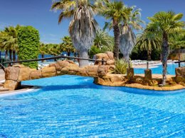 Camping Pas Cher vous présente avec son site Officiel campingpascher.fr, le Camping Solmar classé 2 étoiles, situé sur la commune de Blanes dans le département Gérone (Catalogne) en Espagne. Le camping Solmar, vous présente un hébergement de type chalet de 31 m² pour 2 personnes avec climatisation et télévision. Le camping Solmar vous proposeun séjour PAS CHER avec une REMISEdu jeudi 01 octobre au jeudi 08 octobre 2026, en promotion à -45% pour 7 nuits à 380,38 € au lieu de 691,6 € soit une Économie de 311,22 €. Cette location propose 52 dates différentes pour réserver votre séjour. Découvrez également les 10 autres gammes d'hébergements du camping. Les Avis clients pour le Camping Solmar sont de 7 sur 10. Piscine extérieure, Club enfants, Aire de jeux enfants, Baby-foot, Court de tennis, Ping-pong, Piscine, Pétanque, Terrain de basketball, Terrain de football, Terrain de volley-ball, Bar, Pizzeria, Plats à emporter, Snack/Bar, Supermarché,... En savoir plus : cliquez-ICI.