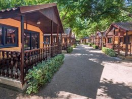 Camping Pas Cher vous présente avec son site Officiel campingpascher.fr, le Camping Solmar classé 2 étoiles, situé sur la commune de Blanes dans le département Gérone (Catalogne) en Espagne. Le camping Solmar, vous présente un hébergement de type chalet de 27 m² et télévision. Le camping Solmar vous proposeun séjour PAS CHER avec une REMISEdu mardi 26 mai au mardi 02 juin 2026, en promotion à -45% pour 7 nuits à 451,88 € au lieu de 821,6 € soit une Économie de 369,72 €. Cette location propose 155 dates différentes pour réserver votre séjour. Découvrez également les 8 autres gammes d'hébergements du camping. Les Avis clients pour le Camping Solmar sont de 7 sur 10. Piscine extérieure, Club enfants, Aire de jeux enfants, Baby-foot, Court de tennis, Ping-pong, Piscine, Pétanque, Terrain de basketball, Terrain de football, Terrain de volley-ball, Bar, Pizzeria, Plats à emporter, Snack/Bar, Supermarché,... En savoir plus : cliquez-ICI.