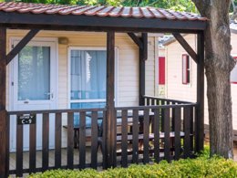 Camping Pas Cher vous présente avec son site Officiel campingpascher.fr, le Camping Solmar classé 2 étoiles, situé sur la commune de Blanes dans le département Gérone (Catalogne) en Espagne. Le camping Solmar, vous présente un hébergement de type bungalow de 25 m² et télévision. Le camping Solmar vous proposeun séjour PAS CHER avec une REMISEdu sam. 25 avril au sam. 02 mai 2026, en promotion à -45% pour 7 nuits à 308,88 € au lieu de 561,6 € soit une Économie de 252,72 €. Cette location propose 164 dates différentes pour réserver votre séjour. Découvrez également les 8 autres gammes d'hébergements du camping. Les Avis clients pour le Camping Solmar sont de 7 sur 10. Piscine extérieure, Club enfants, Aire de jeux enfants, Baby-foot, Court de tennis, Ping-pong, Piscine, Pétanque, Terrain de basketball, Terrain de football, Terrain de volley-ball, Bar, Pizzeria, Plats à emporter, Snack/Bar, Supermarché,... En savoir plus : cliquez-ICI.