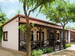 Camping Pas Cher vous présente avec son site Officiel campingpascher.fr, le Camping Solmar classé 2 étoiles, situé sur la commune de Blanes dans le département Gérone (Catalogne) en Espagne. Le camping Solmar, vous présente un hébergement de type chalet de 22 m² et télévision. Le camping Solmar vous proposeun séjour PAS CHER avec une REMISEdu sam. 28 mars au sam. 04 avril 2026, en promotion à -45% pour 7 nuits à 292 € au lieu de 531,0 € soit une Économie de 239 €. Cette location propose 164 dates différentes pour réserver votre séjour. Découvrez également les 4 autres gammes d'hébergements du camping. Les Avis clients pour le Camping Solmar sont de 7 sur 10. Piscine extérieure, Club enfants, Aire de jeux enfants, Baby-foot, Court de tennis, Ping-pong, Piscine, Pétanque, Terrain de basketball, Terrain de football, Terrain de volley-ball, Bar, Pizzeria, Plats à emporter, Snack/Bar, Supermarché,... En savoir plus : cliquez-ICI.