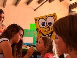 Camping Pas Cher vous présente avec son site Officiel campingpascher.fr, le Camping Solmar classé 2 étoiles, situé sur la commune de Blanes dans le département Gérone (Catalogne) en Espagne. Le camping Solmar, vous présente un hébergement de type chalet de 27 m² et télévision. Le camping Solmar vous proposeun séjour PAS CHER avec une REMISEdu mardi 26 mai au mardi 02 juin 2026, en promotion à -45% pour 7 nuits à 451,88 € au lieu de 821,6 € soit une Économie de 369,72 €. Cette location propose 155 dates différentes pour réserver votre séjour. Découvrez également les 8 autres gammes d'hébergements du camping. Les Avis clients pour le Camping Solmar sont de 7 sur 10. Piscine extérieure, Club enfants, Aire de jeux enfants, Baby-foot, Court de tennis, Ping-pong, Piscine, Pétanque, Terrain de basketball, Terrain de football, Terrain de volley-ball, Bar, Pizzeria, Plats à emporter, Snack/Bar, Supermarché,... En savoir plus : cliquez-ICI.