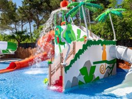 Camping Pas Cher vous présente avec son site Officiel campingpascher.fr, le Camping Solmar classé 2 étoiles, situé sur la commune de Blanes dans le département Gérone (Catalogne) en Espagne. Le camping Solmar, vous présente un hébergement de type bungalow de 11 m² et télévision. Le camping Solmar vous proposeun séjour PAS CHER avec une REMISEdu dimanche 26 avril au dimanche 03 mai 2026, en promotion à -45% pour 7 nuits à 251,68 € au lieu de 457,6 € soit une Économie de 205,92 €. Cette location propose 191 dates différentes pour réserver votre séjour. Découvrez également les 8 autres gammes d'hébergements du camping. Les Avis clients pour le Camping Solmar sont de 7 sur 10. Piscine extérieure, Club enfants, Aire de jeux enfants, Baby-foot, Court de tennis, Ping-pong, Piscine, Pétanque, Terrain de basketball, Terrain de football, Terrain de volley-ball, Bar, Pizzeria, Plats à emporter, Snack/Bar, Supermarché,... En savoir plus : cliquez-ICI.