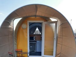 Camping Pas Cher vous présente avec son site Officiel campingpascher.fr, le CampingAux Cygnes D'Opale classé 3 étoiles, situé sur la commune de Blangy Sur Bresle dans le département Seine-maritime (Haute Normandie) en France. Le camping Aux Cygnes D'Opale, vous présente un hébergement de type hébergement insolite pour 1 personne. Le camping Aux Cygnes D'Opale vous propose du vendredi 03 avril au vendredi 10 avril 2026 pour 7 nuits à 280€. Cette location propose 172 dates différentes pour réserver votre séjour. Découvrez également les 3 autres gammes d'hébergements du camping. Les Avis clients pour le CampingAux Cygnes D'Opale sont excellents avec une note moyenne de 8 sur 10. Piscine chauffée, Piscine couverte, Aire de jeux enfants, Court de tennis, Cyclisme, Parcours sportif, Ping-pong, Pétanque, Randonnée, Trampoline, Bar, Boulangerie, Brasserie, Bureau de tabac, Pizzeria, Plats à emporter, Snack/Bar, Station-service, Supermarché, Épicerie,... En savoir plus : cliquez-ICI.