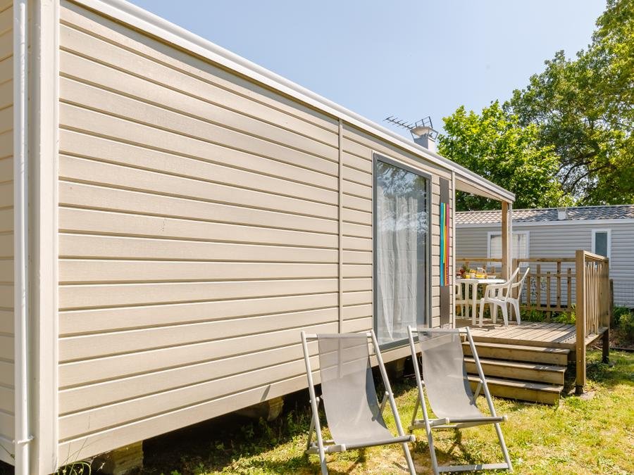 Camping Pas Cher vous présente avec son site Officiel campingpascher.fr, le Camping Le Bois Joli classé 4 étoiles, situé sur la commune de Bois De Cene dans le département Vendée (Pays De La Loire) en France. Le camping Le Bois Joli, vous présente un hébergement de type mobil-home de 23 m² pour 4 personnes et télévision. Le camping Le Bois Joli vous proposeun séjour PAS CHER avec une REMISEdu lundi 31 août au lundi 07 septembre 2026, en promotion à -30% pour 7 nuits à 185,50 € au lieu de 265,0 € soit une Économie de 79,50 €. Cette location propose 25 dates différentes pour réserver votre séjour. Découvrez également les 16 autres gammes d'hébergements du camping. Les Avis clients pour le Camping Le Bois Joli sont excellents avec une note moyenne de 8 sur 10. Mer, Lagon, Piscine couverte, Piscine extérieure, Animation enfants, Animations familiales, Aire de jeux enfants, Ping-pong, Pédalo, Pétanque, Structure gonflable enfants, Bar, Boulangerie, Bureau de tabac, Créperie, Restaurant, Snack/Bar, Supermarché, Épicerie,... En savoir plus : cliquez-ICI.